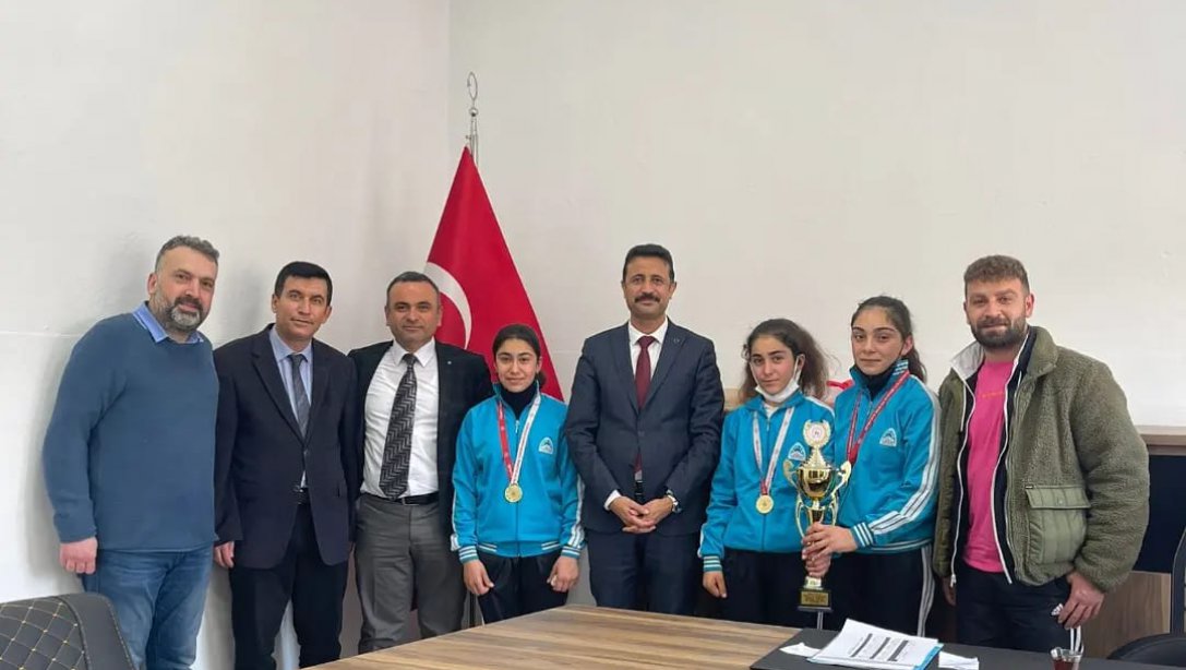 Yıldız Kızlar Masa Tenisi Turnuvasının İl Şampiyonu Eyyübiye Kırkmağara Ortaokulu Öğrencileri Kupalarıyla İlçe Milli Eğitim Müdürlüğümüzü Ziyaret Ettiler